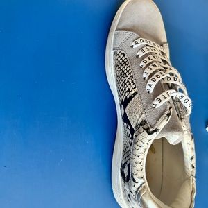 Like new Steve Madden women’s sneakers size 9.